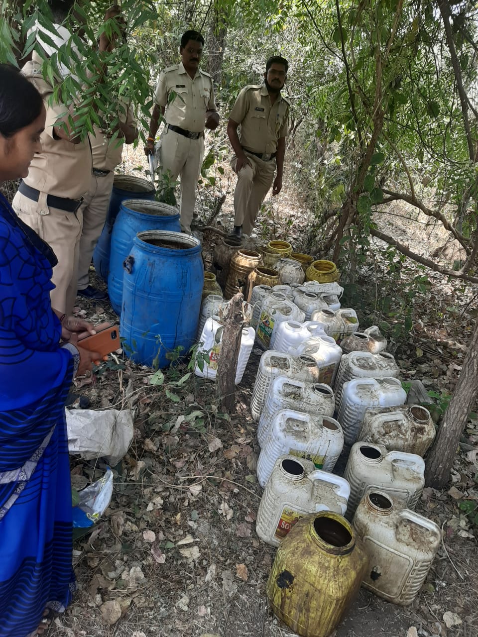 पाचोरा तालुक्यातील निमखेडा शिवारात गावठी दारू अड्डयावर पोलिसांची कारवाई
