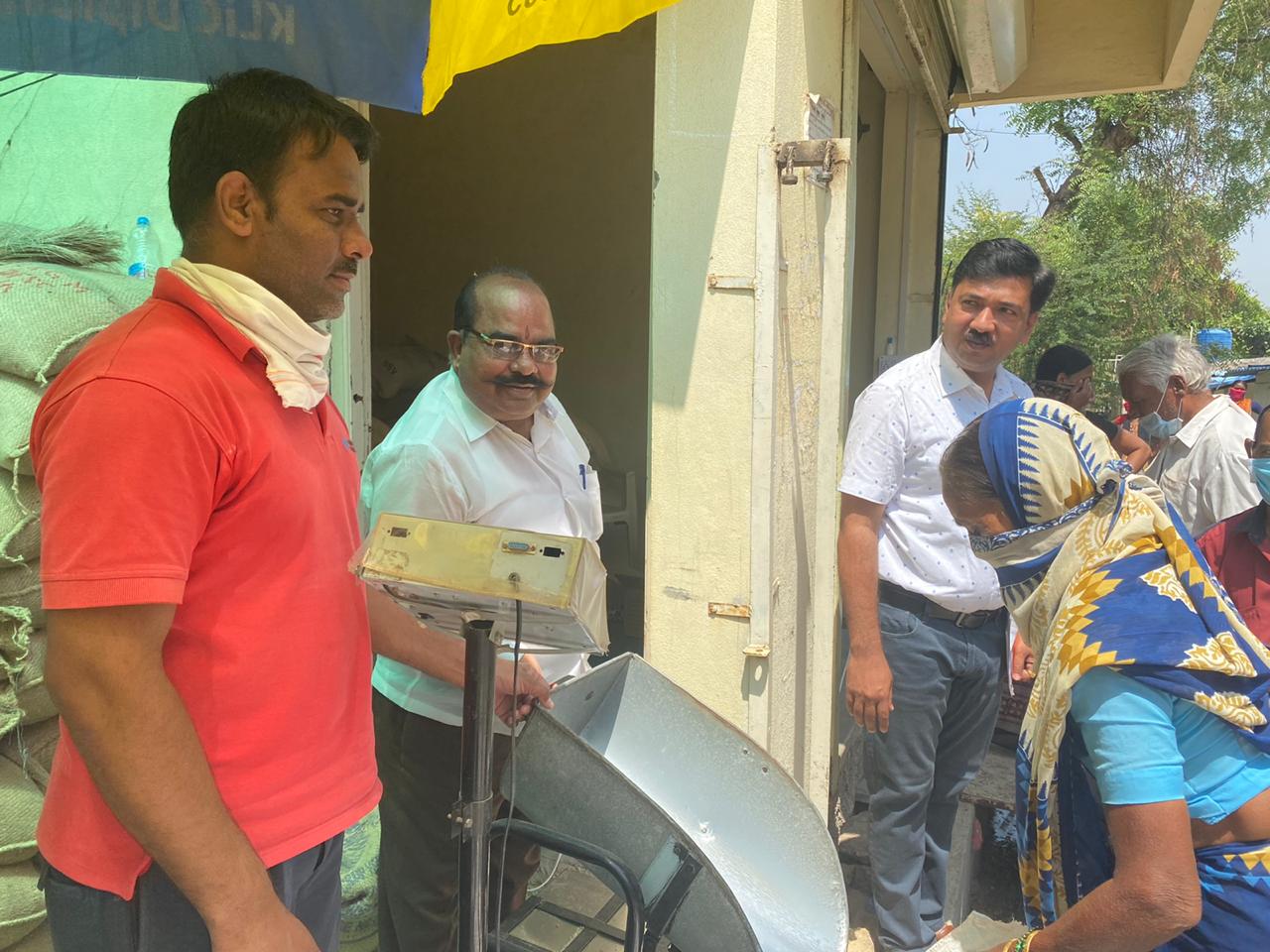 खा.उन्मेश दादा पाटील यांची रेशन धान्य दुकानास प्रत्यक्ष भेट : मोफत तांदूळ लाभार्थ्यांशी साधला संवाद