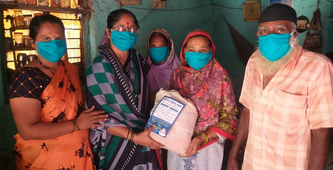 यशस्विनी सामाजिक जनजागृती अभियान प्रमुख नगरसेविका योजना पाटील यांची निराधार गरजुंना मदत !