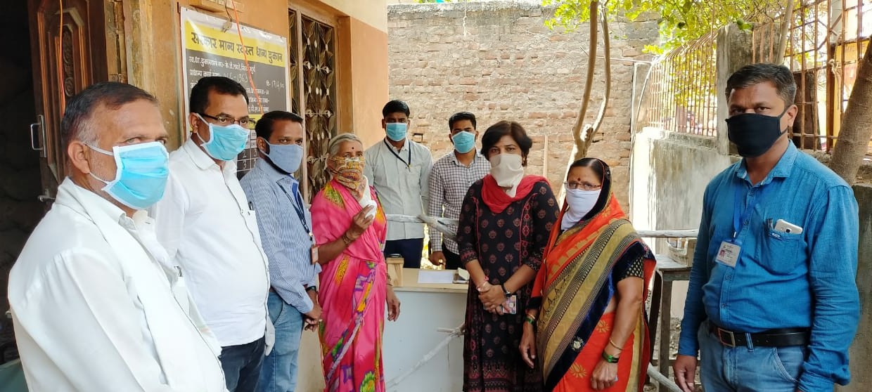 खिर्डी येथे सोशल डिस्टनसिंग चे नियमानुसार स्वस्त धान्य दुकानात मोफत तांदूळ वाटप