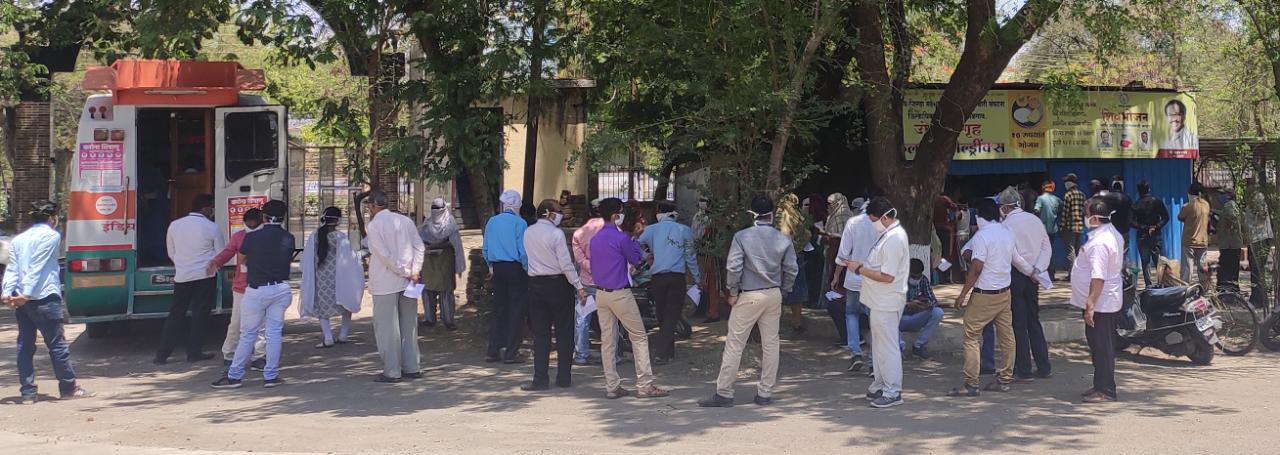 जिल्हाधिकारी कार्यालातील कर्मचाऱ्यांची रेडक्रॉसच्या फिरत्या दवाखान्यात केली प्रार्थमिक आरोग्य तपासणी