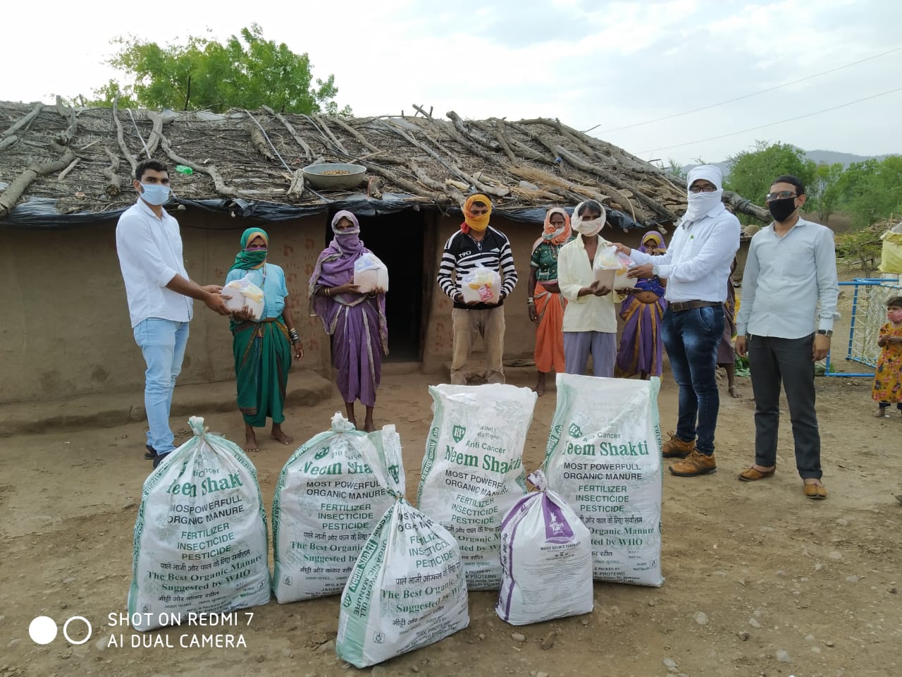 हिंगोणा येथे आदिवासी बांधवांना जीवनावश्यक वस्तूंचे वाटप माती फाउंडेशनचा उपक्रम