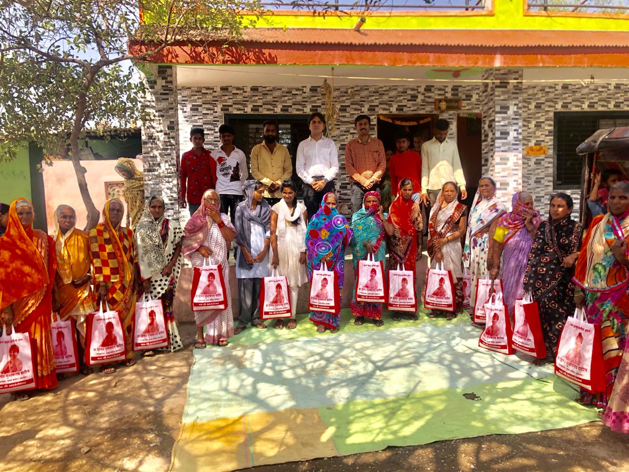 यु. काँ. जिल्हाध्यक्ष प्रा. हितेश पाटिल यांच्याकडून गरजूंना २०० किराणा किटचे वाटप