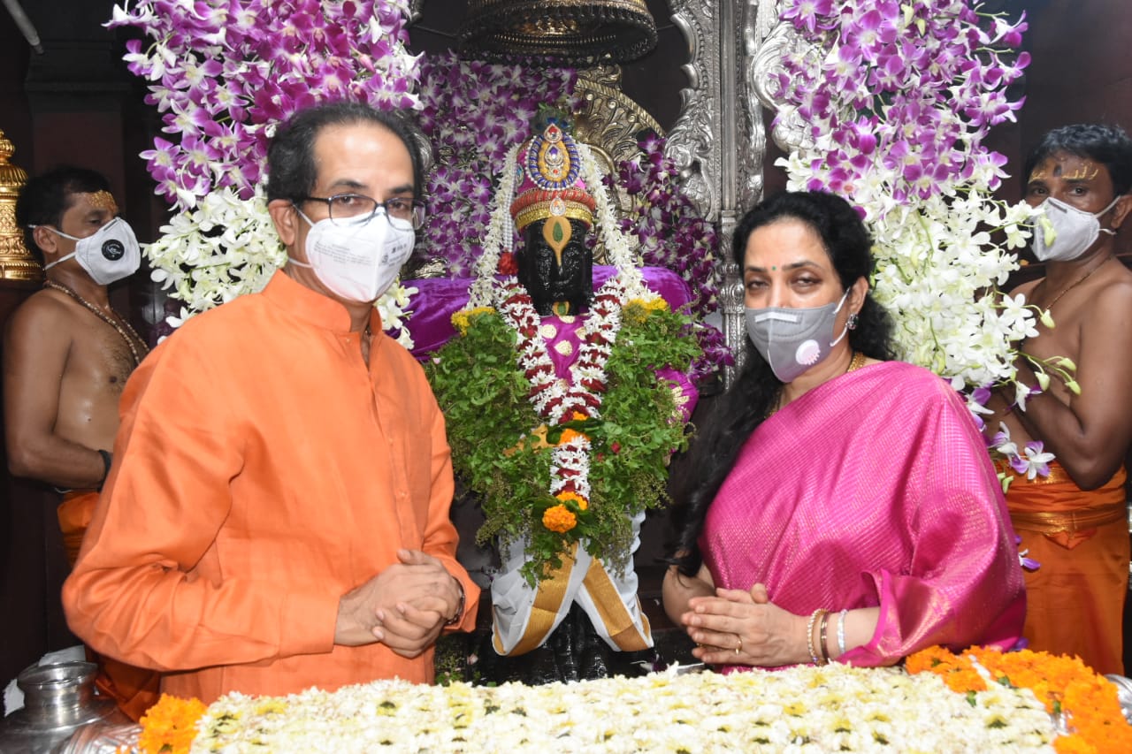 बा विठ्ठला.. महाराष्ट्राला कोरोनामुक्त कर  मुख्यमंत्री उद्धव ठाकरे यांनी घातलं विठ्ठलाच्या चरणी साकडं