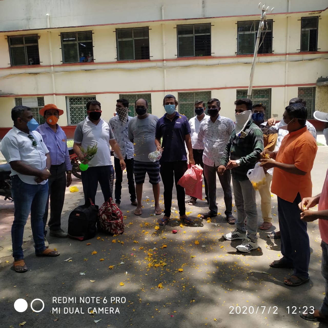 कोरोनावर मात केलेल्या योध्दाचे पुष्पवर्षावाने स्वागत