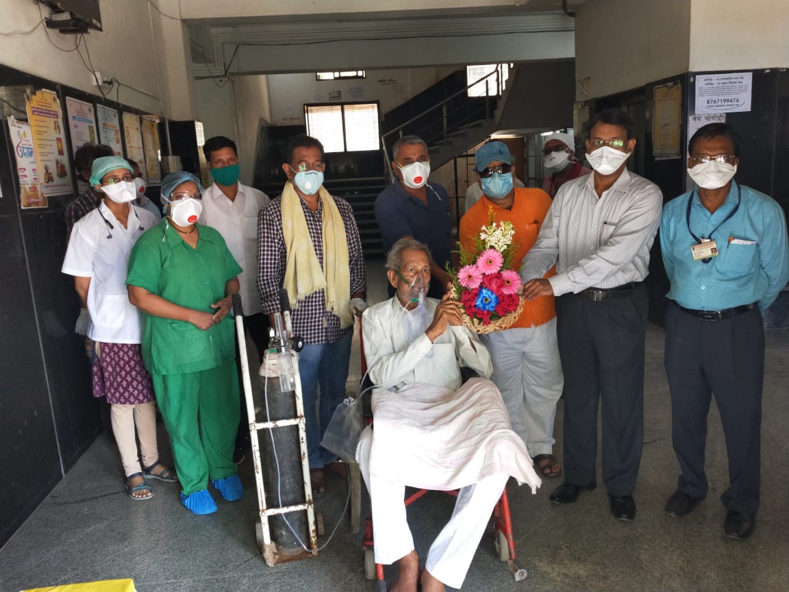 ९० वर्षीय वृद्धाची कोरोनावर मात ; डीन डॉ.रामानंद यांचे मानले आभार