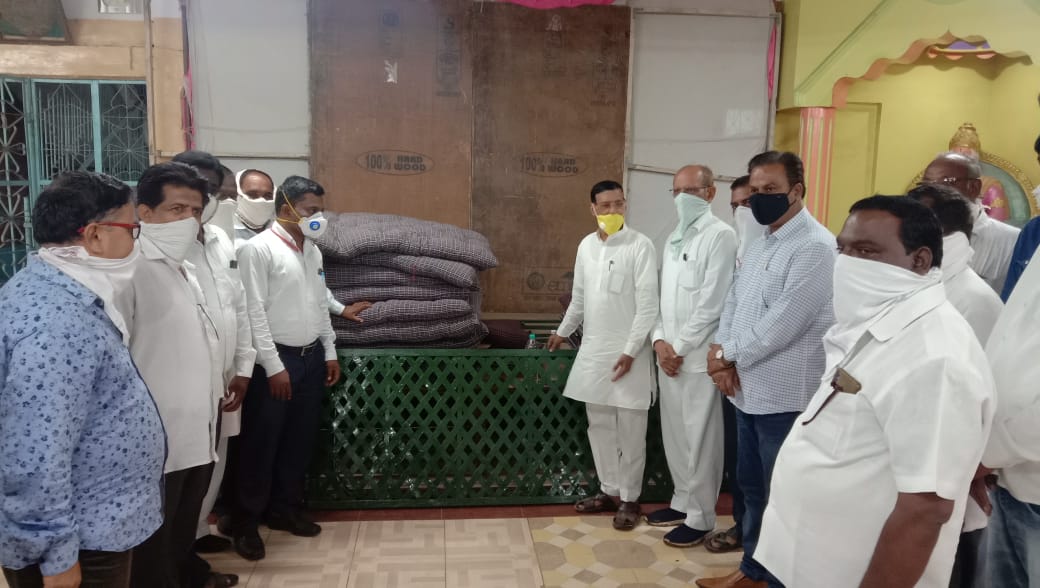 व्यापारी संघटने तर्फे कोविड सेंटरला ३० बेड