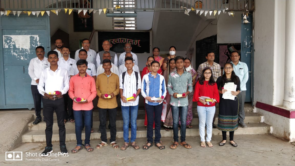 गो. से. हायस्कूल मध्ये गुणवंत विद्यार्थ्यांचा गौरव