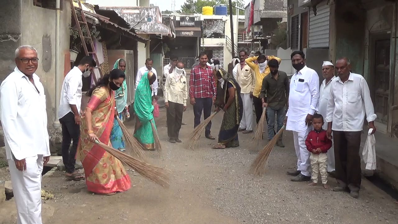 कळमसऱ्यात ग्रामस्वच्छता अभियानात युवकांचे श्रमदान
