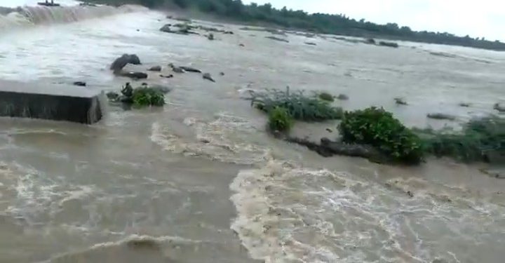 जिल्ह्यातील गिरणा, हतनूर, वाघूर या मोठ्या प्रकल्पांसह अकरा मध्यम प्रकल्पही ओव्हरफ्लो