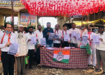 काँग्रेसच्या वतीने तीन केंद्राने पारित केलेल्या कृषी कायद्या विरोधात स्वाक्षरी मोहीम
