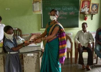 मुलीच्या वाढदिवसानिमित्त ढोले दापत्यांकडून विदयार्थ्यांना शैक्षणिक साहित्य,खाऊचे वाटप