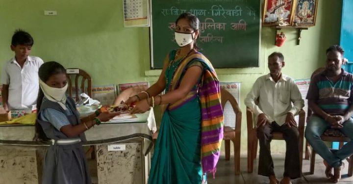 मुलीच्या वाढदिवसानिमित्त ढोले दापत्यांकडून विदयार्थ्यांना शैक्षणिक साहित्य,खाऊचे वाटप