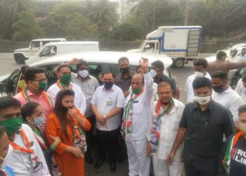 एकनाथ खडसे मुंबईवरून जळगाव परतीला येत असतांना समर्थकांकडून ठिक ठिकाणी जोरदार स्वागत