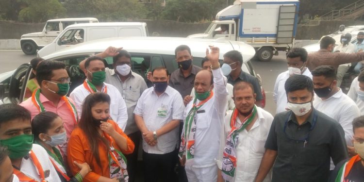 एकनाथ खडसे मुंबईवरून जळगाव परतीला येत असतांना समर्थकांकडून ठिक ठिकाणी जोरदार स्वागत