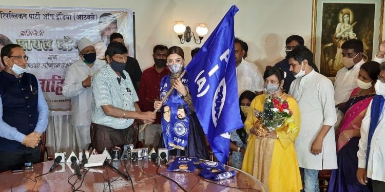 अभिनेत्री पायल घोषचा रिपाई (आठवले गट)पक्षात प्रवेश