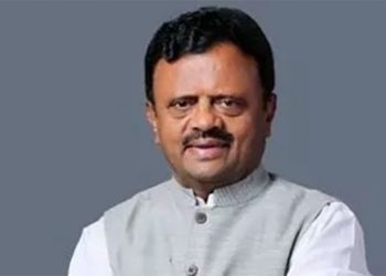 अन्न व औषध प्रशासन मंत्री यांनी अचानक मेडिकल दुकानांची केली तपासणी