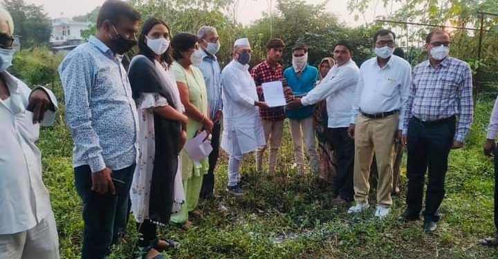 बोरखेडा हत्याकांडातील पीडित कुटुंबाला घरासाठी दिला ‘सातबारा उतारा’