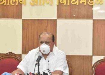 कर्तव्य बजावताना कोरोनाने मृत्यू झालेल्या ग्रामीण भागातील १७ अधिकारी, कर्मचाऱ्यांच्या वारसांना प्रत्येकी ५० लाख रुपयांची मदत