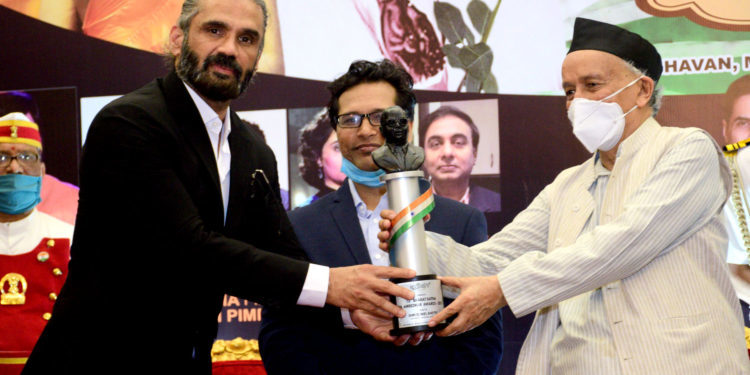 राजभवन येथे भारतरत्न डॉ.आंबेडकर पुरस्कार सुनील शेट्टी सह दहा जणांना प्रदान