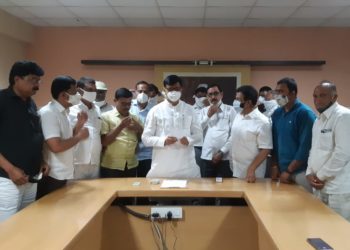 चाळीसगांव तालुक्यातील ऊस उत्पादक शेतकऱ्यांनी महसूल मंत्र्यांना दिले निवेदन