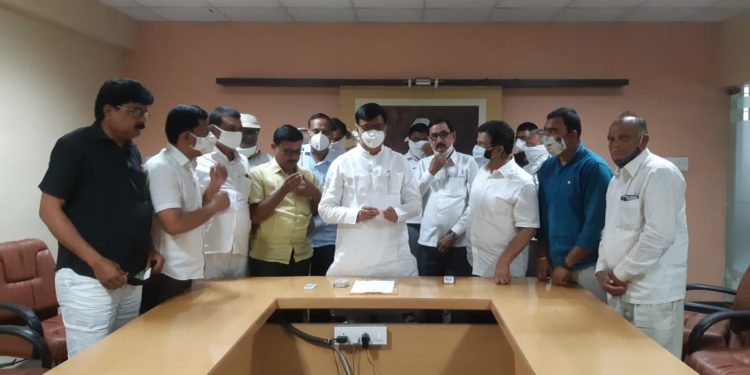 चाळीसगांव तालुक्यातील ऊस उत्पादक शेतकऱ्यांनी महसूल मंत्र्यांना दिले निवेदन