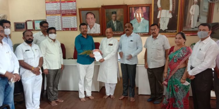 श्री.गो. से. हायस्कुल, पाचोरा येथे नवनियुक्त पर्यवेक्षक यांचा सत्कार