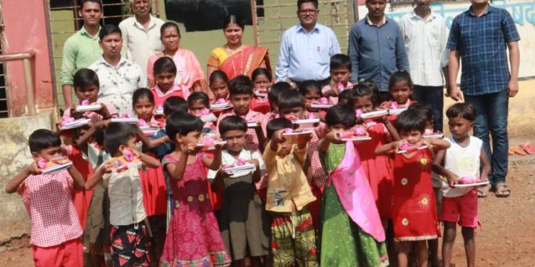 नारायण डामसे  यांच्या वाढ दिवसानिमित रायगड धोत्रेवाडी येथील विद्यार्थना शैक्षणिक साहित्य व खाऊचे वाटप