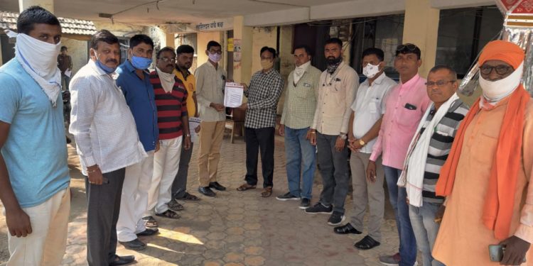 चाळीसगाव तालुक्यात शासकीय कापूस खरेदी केंद्र सुरु करण्याची मुख्यमंत्र्यांकडे रयत सेनेची निवेदना द्वारे मागणी