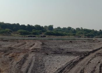 गिरणा नदीपात्राचे ‘दिवाळे काढून’ दिवाळी होतेय साजरी…