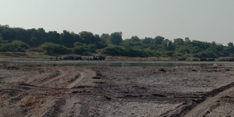 गिरणा नदीपात्राचे ‘दिवाळे काढून’ दिवाळी होतेय साजरी…