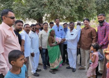 रयत सेनेच्या वतीने नागद रोड वस्तीत घरलु कामगार महिलांना दिवाळी निमित्त फराळ वाटप
