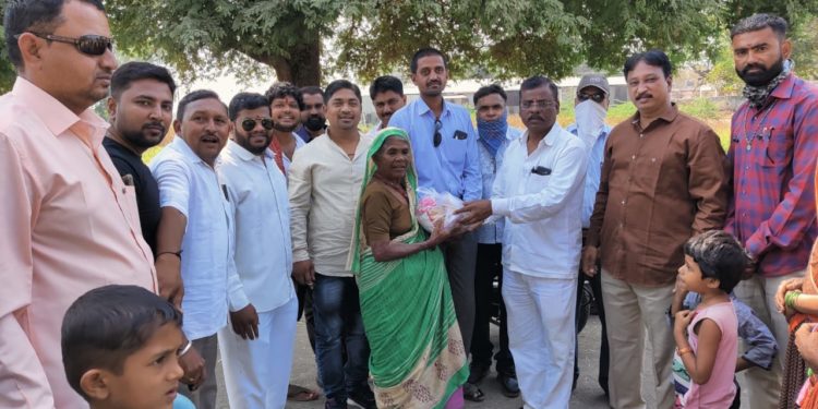 रयत सेनेच्या वतीने नागद रोड वस्तीत घरलु कामगार महिलांना दिवाळी निमित्त फराळ वाटप