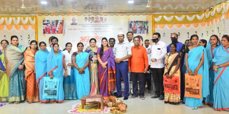 चाळीसगाव येथे भाऊबीजेच्या निमित्ताने भाजपा व शिवनेरी फाऊंडेशनतर्फे कोरोना काळात सेवा देणाऱ्या आरोग्यसेविकांचा गौरव सोहळा