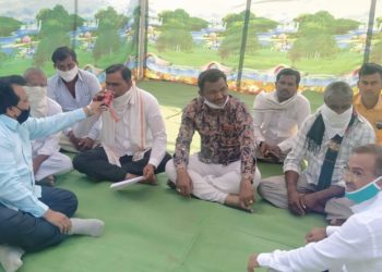 जमिनीचा मोबदला न मिळाल्याने शेतकऱ्यांचे उपोषण ; लेखी आश्वासनानंतर उपोषण सुटलं