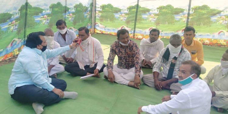 जमिनीचा मोबदला न मिळाल्याने शेतकऱ्यांचे उपोषण ; लेखी आश्वासनानंतर उपोषण सुटलं