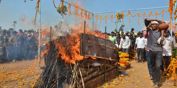 ‘शहीद यश देशमुख अमर रहे’ च्या जयघोषात शासकीय इतमामात अंत्यसंस्कार