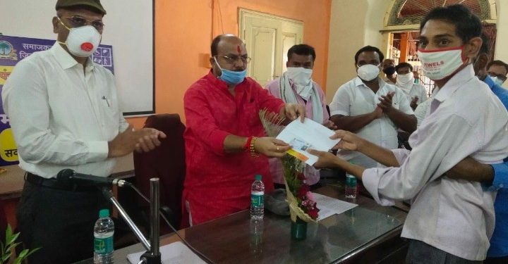 जळगाव पंचायत समितीत दिव्यांगांसाठी सल्ला व मार्गदर्शन केंद्रास प्रारंभ