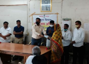 आमदार किशोर आप्पा पाटील यांच्या हस्ते राष्ट्रीय कुटुंब योजनेअंतर्गत विधवा भगिनींना धनादेश वाटप