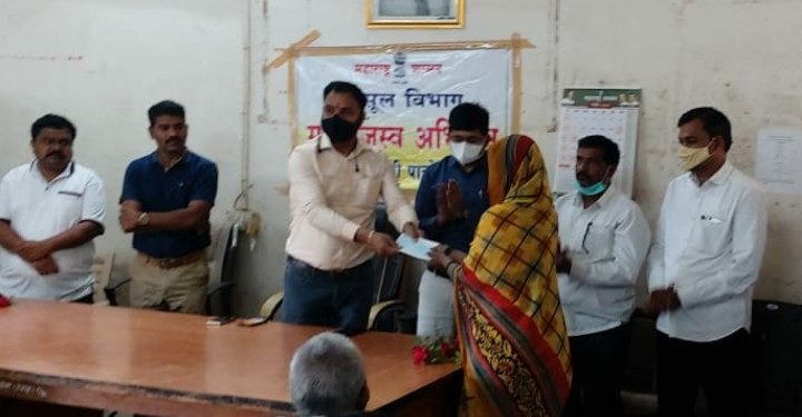 आमदार किशोर आप्पा पाटील यांच्या हस्ते राष्ट्रीय कुटुंब योजनेअंतर्गत विधवा भगिनींना धनादेश वाटप