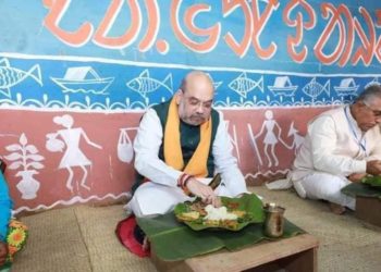 अमित शहा यांचा त्या कुटुंबासोबत जेवतांनाचा फोटो ट्विट करत आमदार राजूमामा भोळे म्हणाले …म्हणुनच उज्वल आहे भविष्यकाळ भाजपाचा….भारत मातेचा…