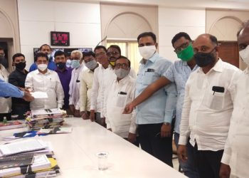 जिल्ह्यातील सर्व भाजपा तालुकाध्यक्षांनी एकाच वेळी जिल्हाधिकाऱ्यांना दिले निवेदन
