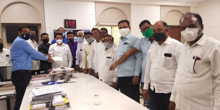 जिल्ह्यातील सर्व भाजपा तालुकाध्यक्षांनी एकाच वेळी जिल्हाधिकाऱ्यांना दिले निवेदन