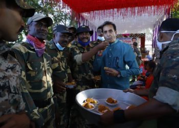 गृहमंत्री अनिल देशमुख यांनी जवानांसोबत केली दिवाळी साजरी