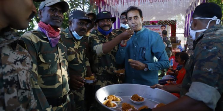 गृहमंत्री अनिल देशमुख यांनी जवानांसोबत केली दिवाळी साजरी