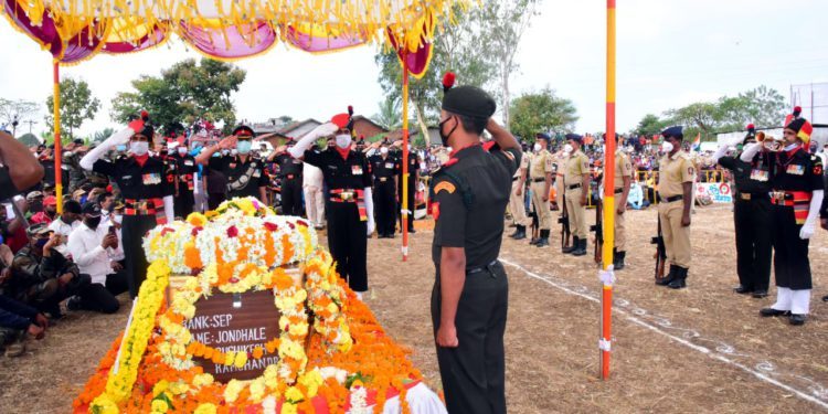 शहीद जवान ऋषीकेश जोंधळे यांच्या पार्थिवावर शासकीय इतमामात अंत्यसंस्कार
