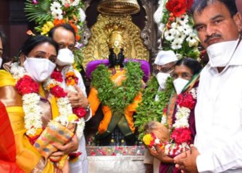 पंढरपूर ; विठ्ठलाला अजित पवारांनी घातलं साकडं