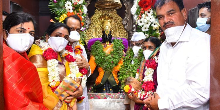 पंढरपूर ; विठ्ठलाला अजित पवारांनी घातलं साकडं