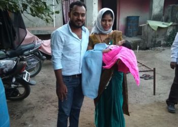 मुलीला जन्म दिला म्हणून सासरवाडीत सुनेचं फुलांच्या वर्षावात स्वागत