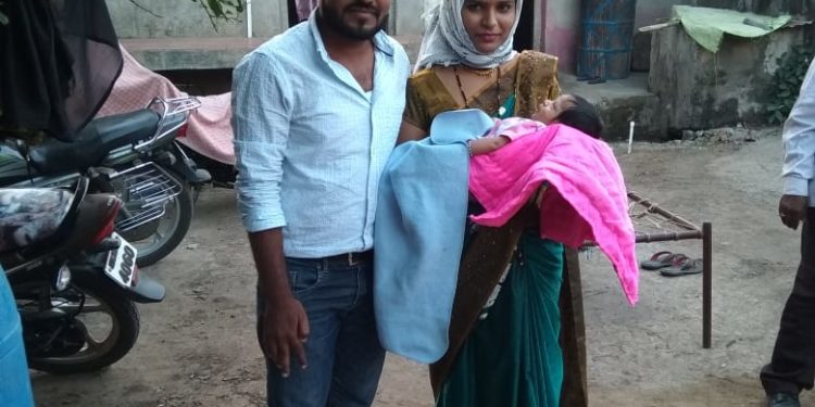 मुलीला जन्म दिला म्हणून सासरवाडीत सुनेचं फुलांच्या वर्षावात स्वागत